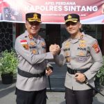 Tradisi Adat Sambut Kapolres Baru, AKBP Budi Hartono Resmi Pimpin Polres Sintang