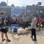 Kapolres Kapuas Hulu Melalui Jajaran Polsek Puring Kencana Sisir Ujung Perbatasan RI-MALAYSIA Bagikan Air Bersih, Sejauh 40 Km Demi Warga.   