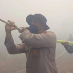 Kapolres Kapuas Hulu Turun Langsung Padamkan Karhutla di Nanga Awin Screenshot_2026-08-25-23-05-13-58_6012fa4d4ddec268fc5c7112cbb265e7