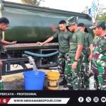 Pasiter Kodim 1705/Nabire, Kapten Inf. Sunata Bersama Anggota Yonif 753/AVT Salurkan Bantuan Air Bersih kepada Warga Kampung Bumi Raya