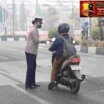 Peringati HUT ke-78 Polwan RI, Polwan Polda Kalteng Bagikan Masker kepada Masyarakat