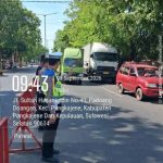 Personil Polres Pangkep Atur Lalulintas Antisifasi Kepadatan Akibat Antrean Truk Di SPBU Pangkajene