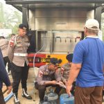 Brimob Kalbar Salurkan Air Bersih untuk Warga Terdampak Kemarau IMG-20260917-WA0002