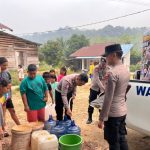 Polres Landak Terus Salurkan 2.500 Liter Air Bersih Konsumsi Setiap Harinya Untuk Warga Masyarakat IMG-20260917-WA0048