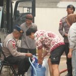 Brimob Kalbar Kembali Salurkan Air Bersih Untuk Meringankan Beban Masyarakat Akibat Kelangkaan Air Bersih