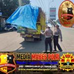 Truk Tebu Melintas, Satlantas Polres Ngawi Ingatkan Sopir Wajib Pasang Terpal