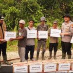 Wujud Kepedulian, Kapolres Kapuas Hulu Berikan Bantuan kepada Petugas dan Masyarakat yang Padamkan Karhutla di Selimbau Screenshot_2026-09-04-00-51-42-08_6012fa4d4ddec268fc5c7112cbb265e7