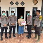 Polsek Belimbing Salurkan Bansos untuk Warga Terdampak Asap Karhutla