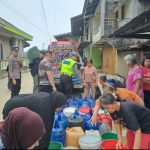 Polres Landak Bagikan Air Bersih dan 50 Masker untuk Warga Dusun Tanjung