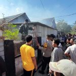 Anggota Piket Polsek Jereweh Bersama Damkarmat Padamkan Api di Rumah Warga IMG-20261004-WA0002