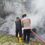 Bersama BPBD, Personel Brimob Polda Kalbar Bergerak Cepat Padamkan Kebakaran di Desa Kunyai   