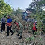 Jaga Keasrian dan Cegah Banjir, Bhabinkamtibmas Menala Bersama Warga Gelar Gotong Royong Bersihkan Aliran Sungai