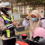 Waspada Kabut Asap, Satlantas Polres Takalar Bagikan Masker Kepada Pengguna Jalan