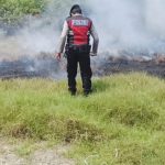 Gerak Cepat Polsek Gal Sel. Padamkan Kebakaran Lahan Bekas Empang Di Takalar