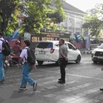Jaga Keamanan Berangkat Sekolah, Kapolres Jember Langsung Bantu Siswa Menyeberang di SMAN 1 Jember