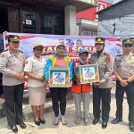 *Sambut HUT Humas Polri ke-75, Polda Maluku Salurkan 100 Paket Sembako untuk Tukang Sapu Jalan di Ambon*