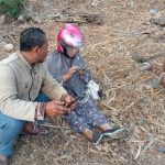 Kapolsek Sumawe Sigap Tangani Jalan Licin Akibat Ceceran Cairan Ikan