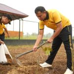 Green Policing, Waka Polres Sintang Pimpin Penanaman Pohon Produktif di Lahan Rusun Polri