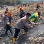 Polresta Malang Kota Kerahkan Mobil Water Cannon Bantu Tangani Kebakaran TPA Supit Urang