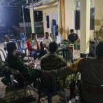 Dampingi Kunjungan Bupati Sumbawa Barat Cek Kesiapan TPS E-Voting Desa Sermong, Bhabinkamtibmas Pastikan Situasi Kondusif