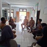 Wujudkan Kondusivitas Desa, Bhabinkamtibmas Polsek Taliwang Gelar Mediasi Warga di Kantor Desa Tamekan