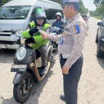 Polresta Barelang Gelar Polantas Karib, Bagikan Brosur dan Edukasi Keselamatan Berlalu Lintas