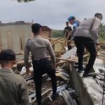Kapolres Kuningan Turun Langsung Bantu Korban Puting Beliung di Mekarsari