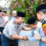 Perkuat Kedekatan dengan Ulama dan Masyarakat, Kapolresta Cirebon Gelar Sholat Jumat Keliling di Astanajapura