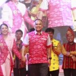 Kapolres Sumbawa Barat Bersama Istri Tampil Meriahkan Fashion Show Event Tahunan Dekranasda 2026