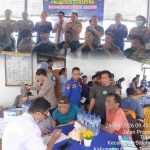 POLISI BERSAMA MASYARAKAT, KLINIK TERAPUNG DITPOLAIRUD POLDA MALUKU LAYANI KESEHATAN GRATIS 64 NELAYAN DAN KARYAWAN COLD STORAGE DI TULEHU