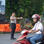 WUJUDKAN POLRI BERSAMA MASYARAKAT, KAPOLRES DAN WAKA POLRES KAPUAS HULU TURUN LANGSUNG ATUR LALU LINTAS