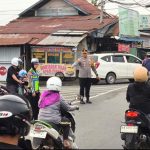 Kapolres dan Waka Polres Kapuas Hulu Laksanakan Pengaturan Lalu Lintas di Simpang Empat Masjid Darussalam dan Lampu Merah Penjara