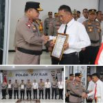Kapolda Kalbar Berikan Penghargaan Kepada Lima Personel Berprestasi