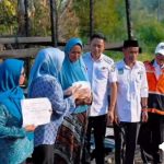 Bupati Enrekang Bersama BAZNAS Salurkan Bantuan untuk Nene Kiki Korban Kebakaran di Desa Mata Allo